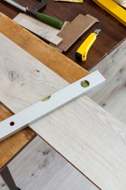 İşçi laminat uzunluğunu işaretler