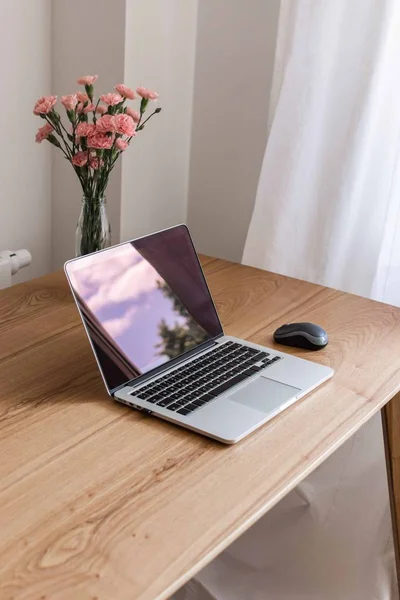 Mesa com um laptop aberto — Fotografia de Stock