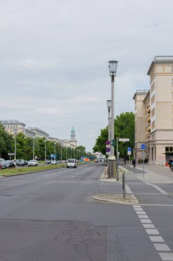 Berlin'in Karl-Marx-Allee sokağında yürümek