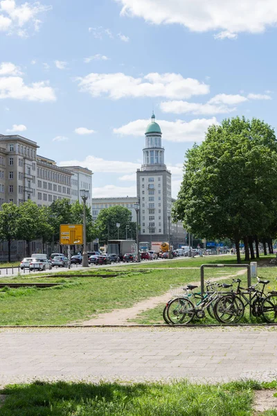Passeggiando per la strada Frankfurter Allee a Berlino — Foto Stock