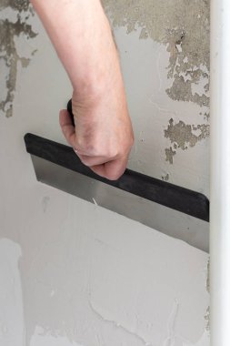 Bir spatula ve macun ile Işçi eli