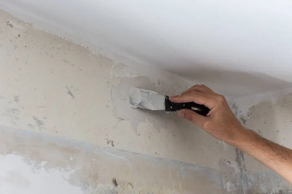 Bir spatula ve macun ile Işçi eli