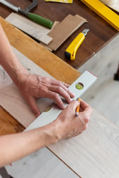 Worker marks the length of the laminate — Stock Photo, Image