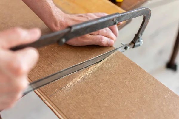 Worker cuts a laminate of a certain length — Stock Photo, Image