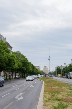 Berlin'in Karl-Marx-Allee sokağında yürümek