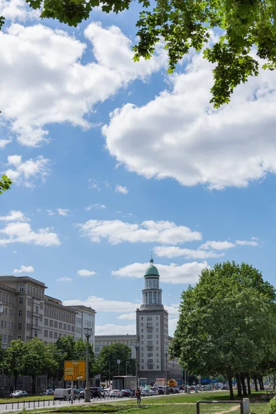 Passeggiando per la strada Frankfurter Allee a Berlino — Foto Stock