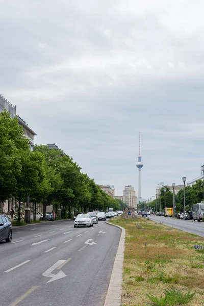 Passeggiando per la strada Karl-Marx-Allee di Berlino — Foto Stock