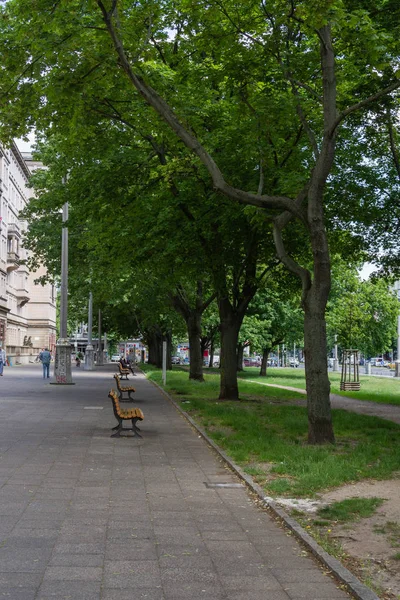 Procházka ulicí Frankfurter Allee v Berlíně — Stock fotografie