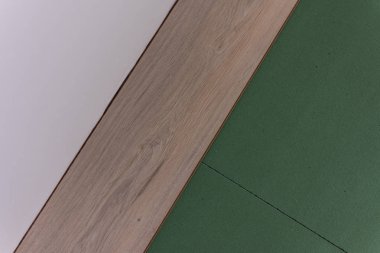 Montaj laminat odada