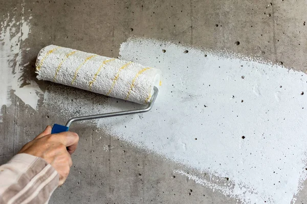 Mano de pintor con rodillo de pintura — Foto de Stock