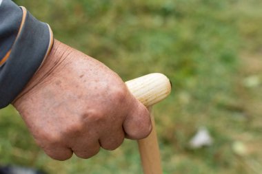 Dişi el bastona dayanıyor