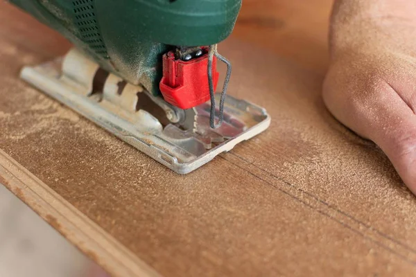 Worker cuts a laminate of a certain length — Stock Photo, Image