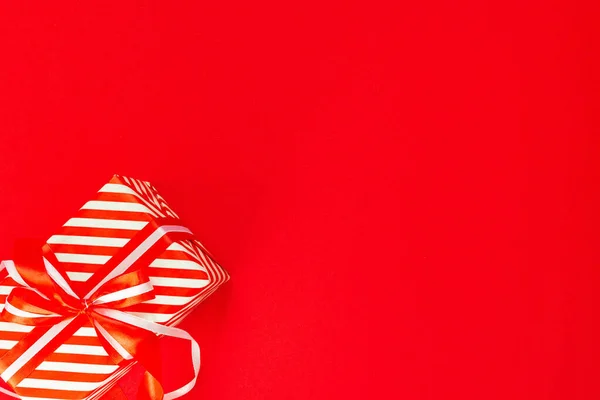 Fondo con caja de regalo a rayas rojas y blancas —  Fotos de Stock