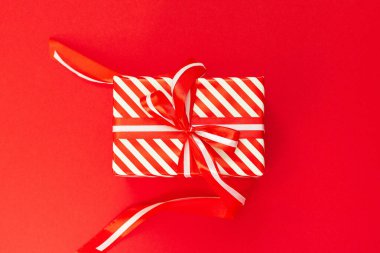 Kırmızı ve beyaz çizgili hediye kutusu olan arka plan