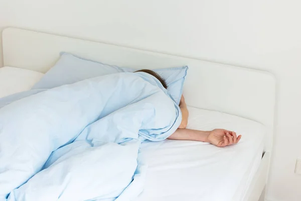 하얀 침대에서 자는 여자 — 스톡 사진