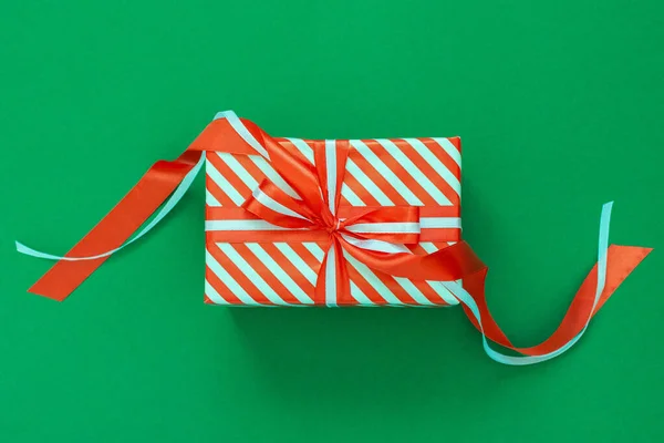 Kırmızı ve beyaz çizgili hediye kutusu olan arka plan — Stok fotoğraf