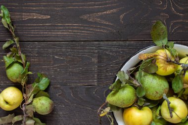 Taze organik sarı elmalar ve yeşil armutlar