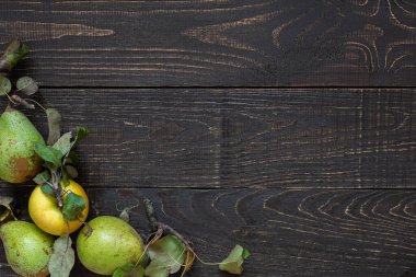 Taze organik sarı elmalar ve yeşil armutlar