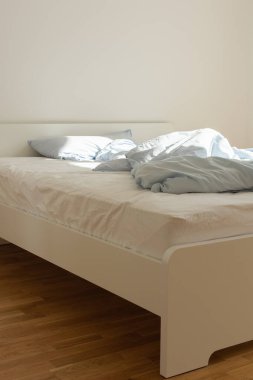 Sabah güneşinde uyuduktan sonra yatağa.