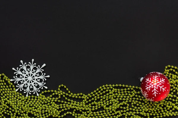 Bolas de Natal e contas no fundo preto — Fotografia de Stock