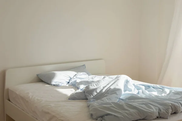Кровать после сна утром на солнце — стоковое фото
