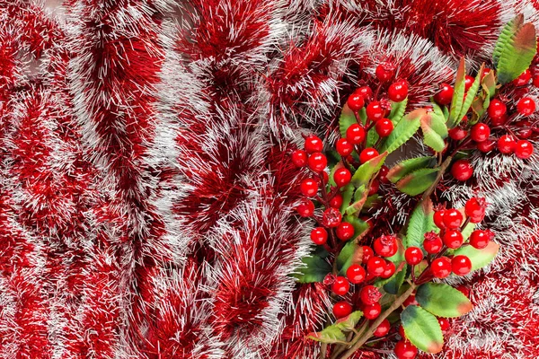Grinalda de Natal vermelho e ramo espinheiro — Fotografia de Stock