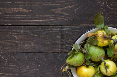 Taze organik sarı elmalar ve yeşil armutlar