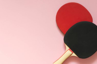Siyah ve kırmızı tenis pinpon raketleri.
