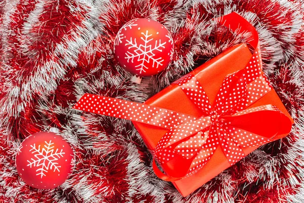Christmas garland and gift box — Stock Photo, Image
