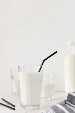 Siyah pipetli taze süt, lezzetli ve sağlıklı bir içecek.