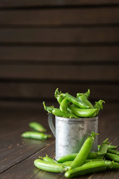 Frische Junge Grüne Erbsen Hülsen Blechbecher Reifes Bio Gemüse — Stockfoto