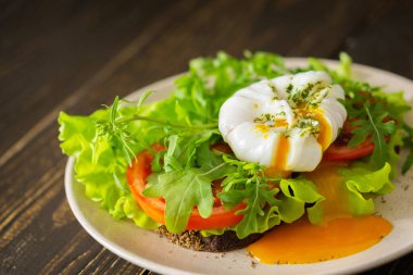 Hafif kahvaltı, haşlanmış yumurta, salata, domates ve roka.