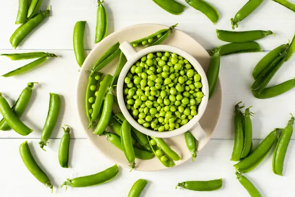 Frische Junge Grüne Erbsen Einem Tiefen Keramikteller Reifes Bio Gemüse — Stockfoto