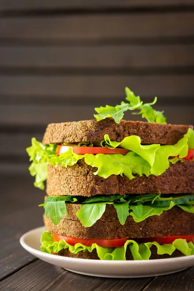 Sandwiches Lettuce Arugula Tomato Cucumber Vegan Sandwiches Coarse Dark Bread — Stock Photo, Image