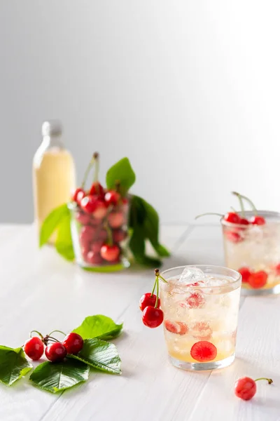 Bebida de cerejas doces de verão — Fotografia de Stock