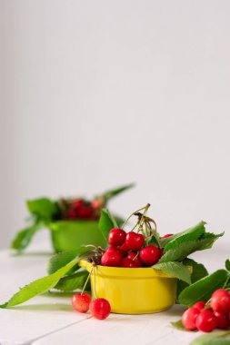 Sarı bir kasede olgunlaşmış kirazlar