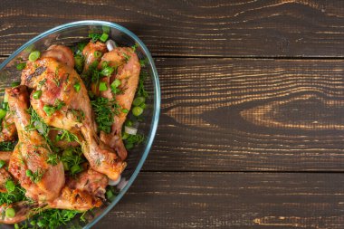 Fırında tavuk budu.