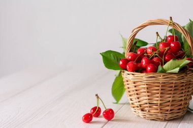 Hasır sepette olgun kirazlar