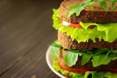 Kaba siyah ekmek ve taze sebze sandviçleri.