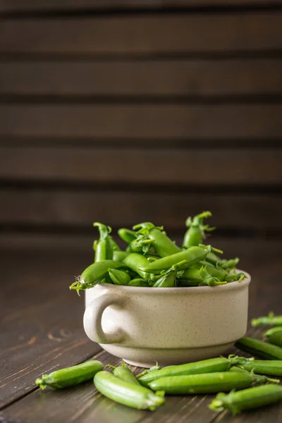 Färska Unga Gröna Ärtor Skida Djup Keramisk Tallrik Mogna Ekologiska — Stockfoto