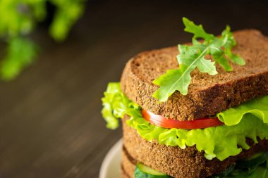 Marullu sandviçler, roka, domates ve salatalıklı, vejetaryen sandviçler, taze sebzeli ve kabuklu siyah ekmek.