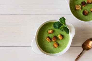 Lezzetli taze krema çorbası taze bezelye ve nane şekeri beyaz ekmekten yapılmış, sağlıklı yiyecek.