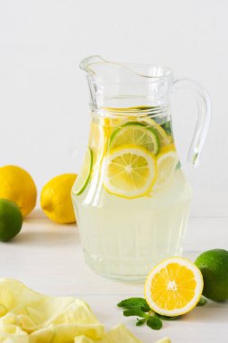 Yaz ferahlatıcı limon, limon ve nane suyu, limonata ile sürahi.