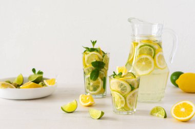 Yaz ferahlatıcı limon, limon ve nane, limonata ve bardaklı sürahi ve narenciye dilimleri