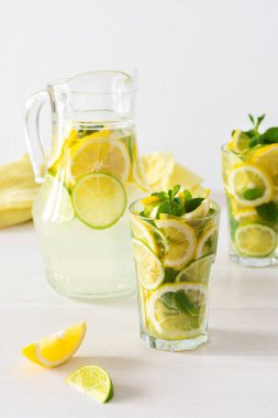 Yaz ferahlatıcı limon, limon ve nane, limonata ve bardaklı sürahi ve narenciye dilimleri