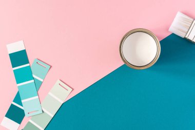 Renkli arka planda fırçalı beyaz boya kutusu, boya için palet seçimi, örnek renk kataloğu, üst görünüm