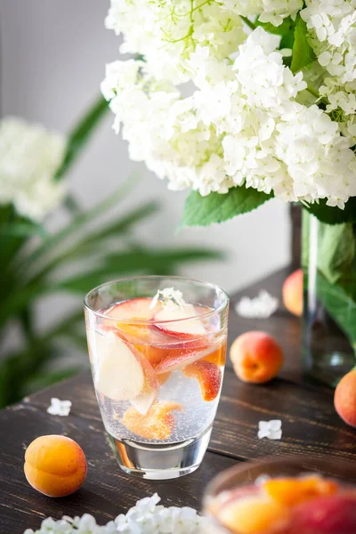 Bebida Refrescante Com Damascos Pêssegos Água Fria Com Frutos Vaso — Fotografia de Stock