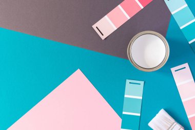 Renkli arka planda fırçalı beyaz boya kutusu, boya için palet seçimi, örnek renk kataloğu, üst görünüm