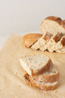 Bir somun ev yapımı ekmek dilimlenmiş ekmek ve parşömen kağıdında tohum.