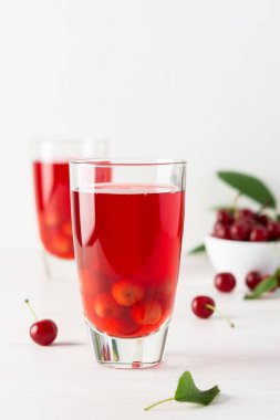 Beyaz arka planda pullu vişneli komposto.